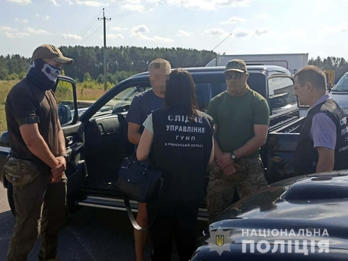 На Рівненщині правоохоронці затримали зловмисника, який продавав автомобілі, призначені для ЗСУ