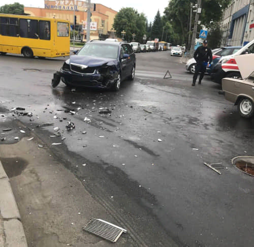 У центрі Рівного потрійна ДТП: ОНОВЛЕНО
