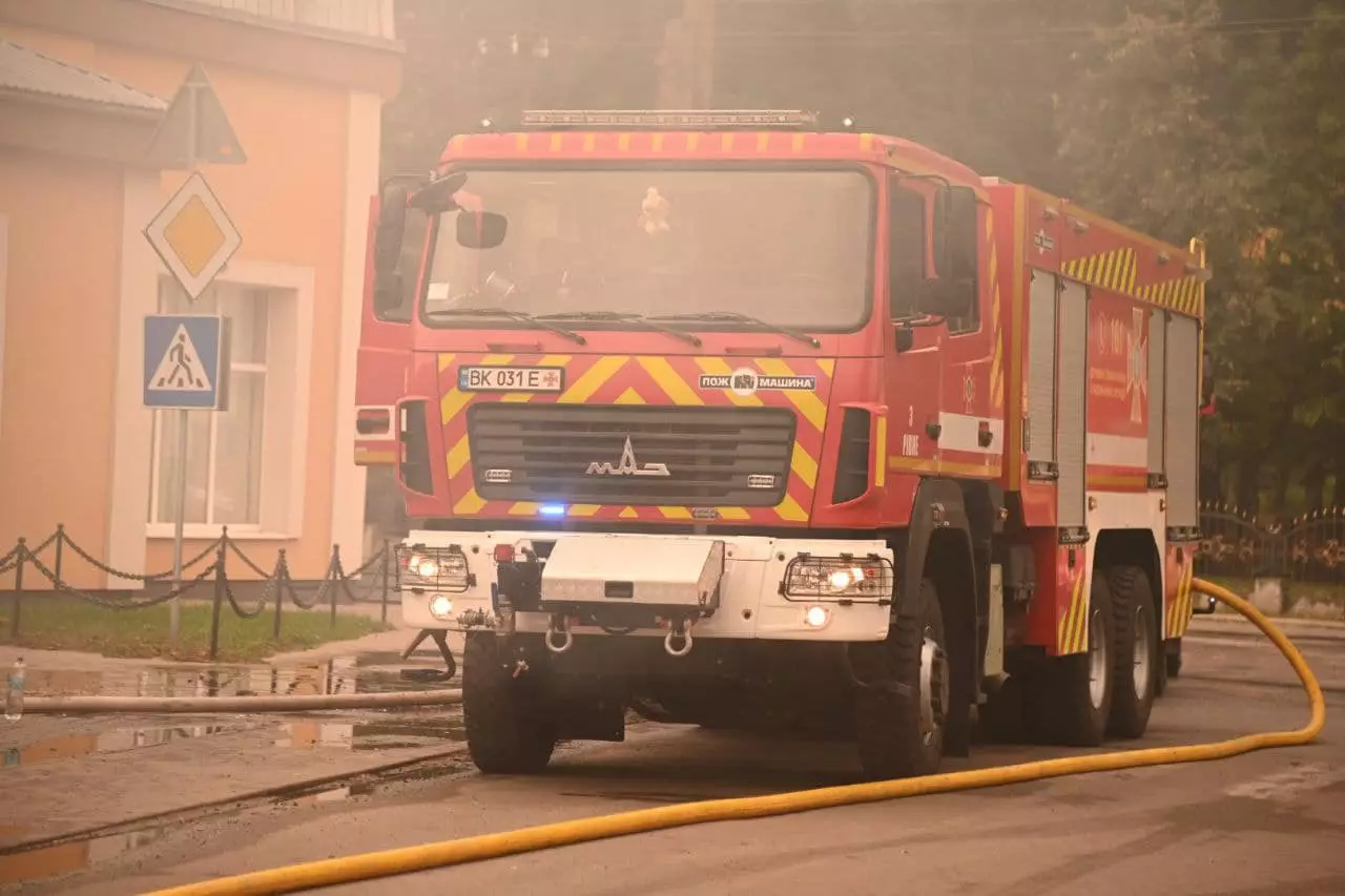У Рівненському районі вогнеборці ліквідували пожежу в закладі торгівлі
