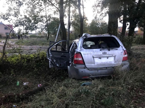 Не впорався із керуванням та врізався у дерево: у Вараському районі травмувалися троє осіб