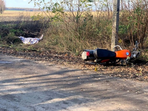 Врізався у дерево: у Дубенському районі загинув неповнолітній мотоцикліст