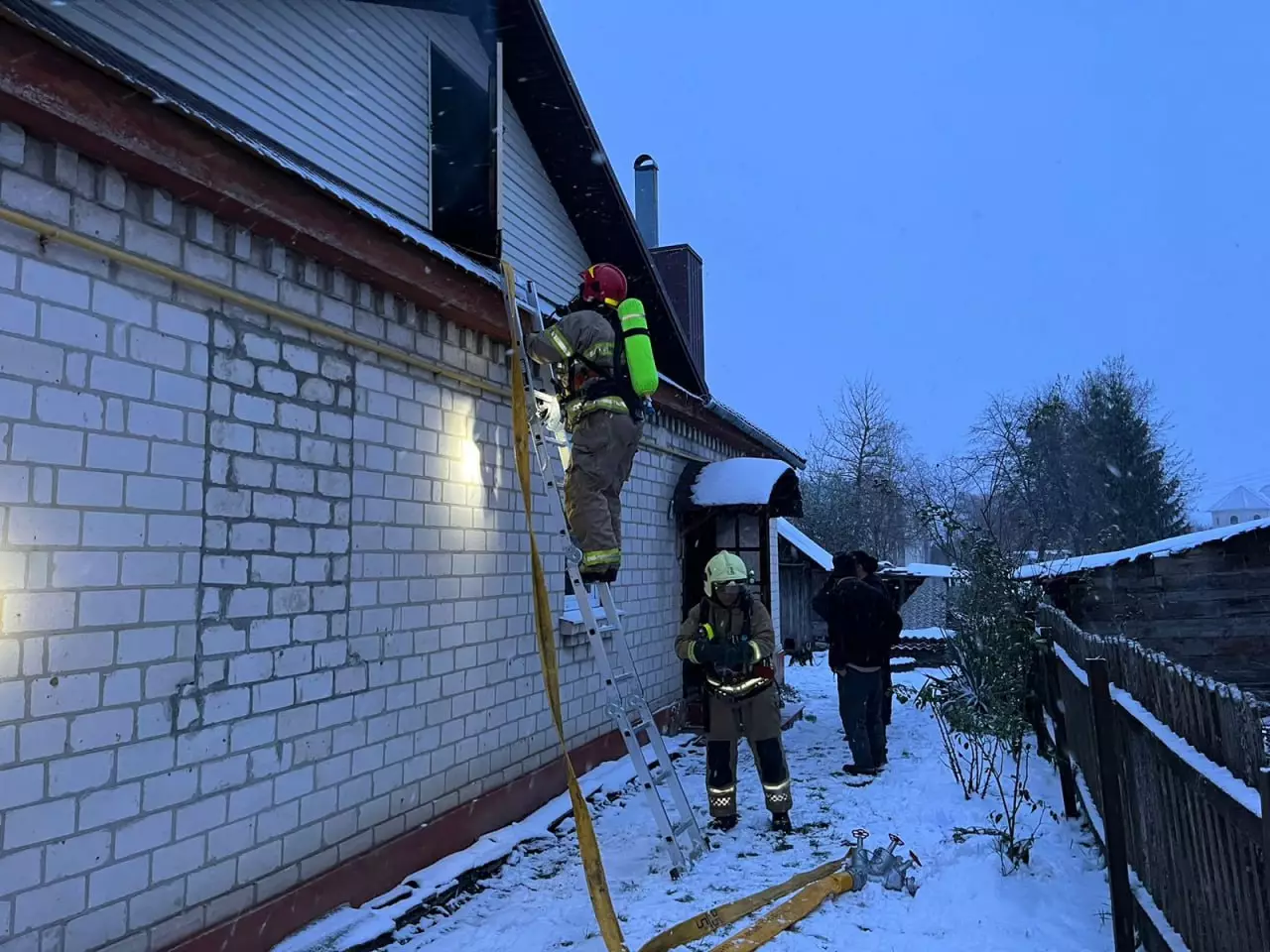 У Дубно рятувальники ліквідували пожежу в приватному господарстві