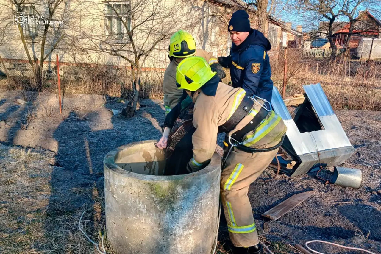 У Рівненському районі рятувальники надавали допомогу по діставанню тіла жінки з колодязя У Рівненському районі рятувальники надавали допомогу по діставанню тіла жінки з колодязя