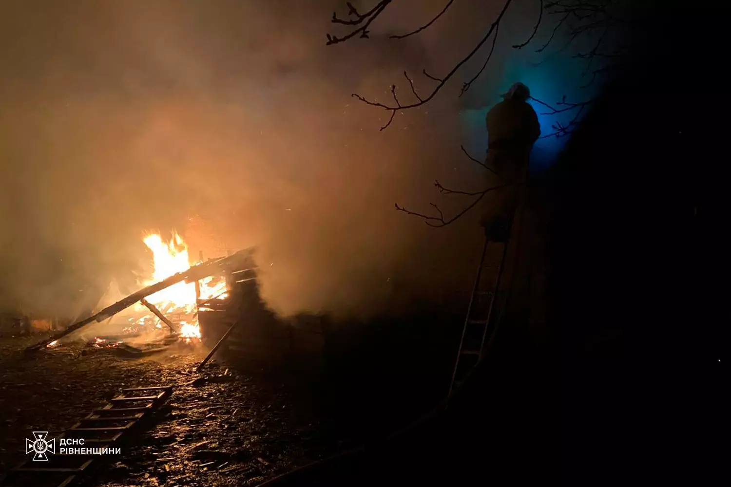 У Дубенському районі рятувальники ліквідували пожежу у приватному господарстві У Дубенському районі рятувальники ліквідували пожежу у приватному господарстві