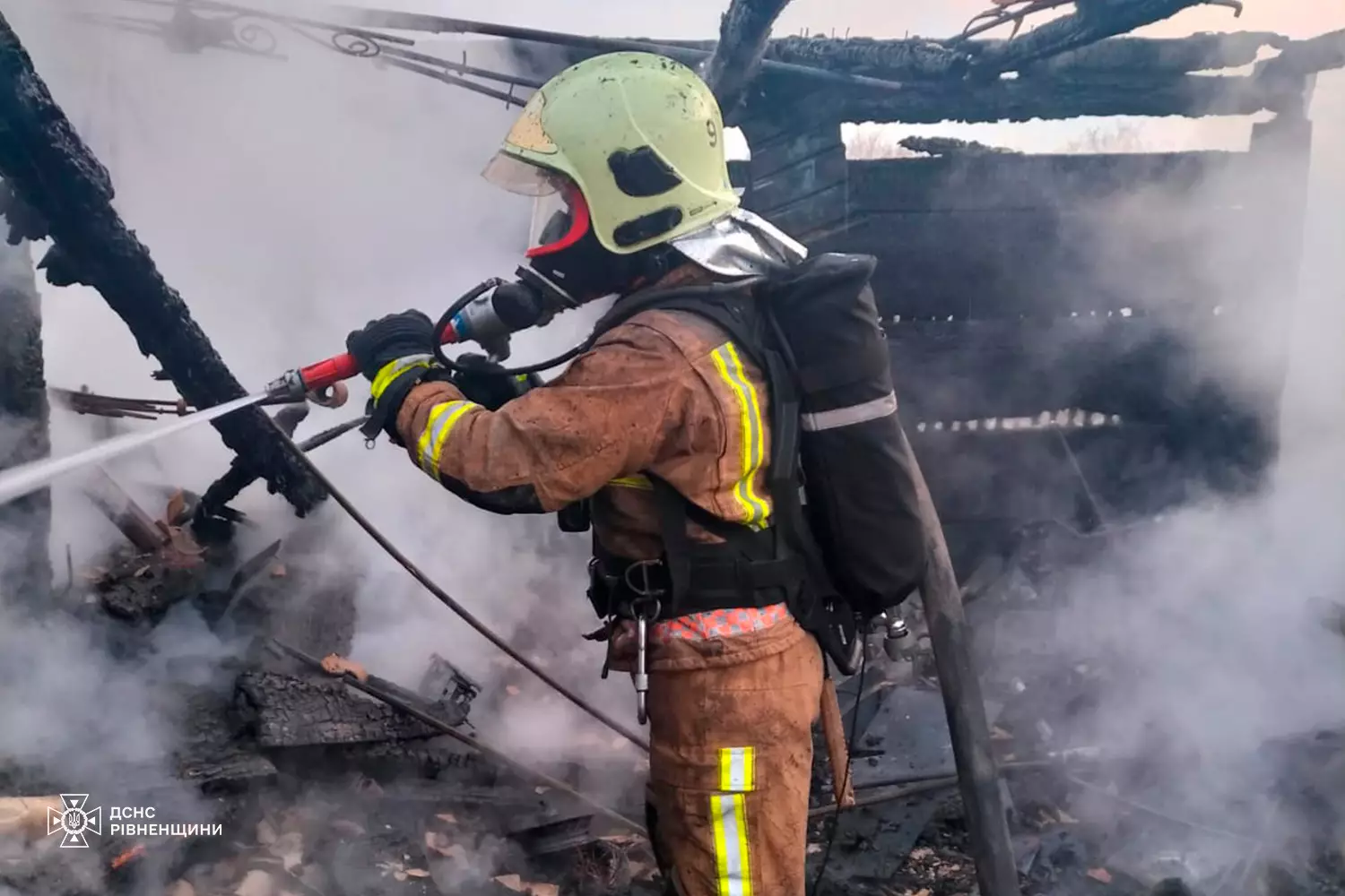 У Рівненському районі рятувальники ліквідували пожежу у приватному господарстві