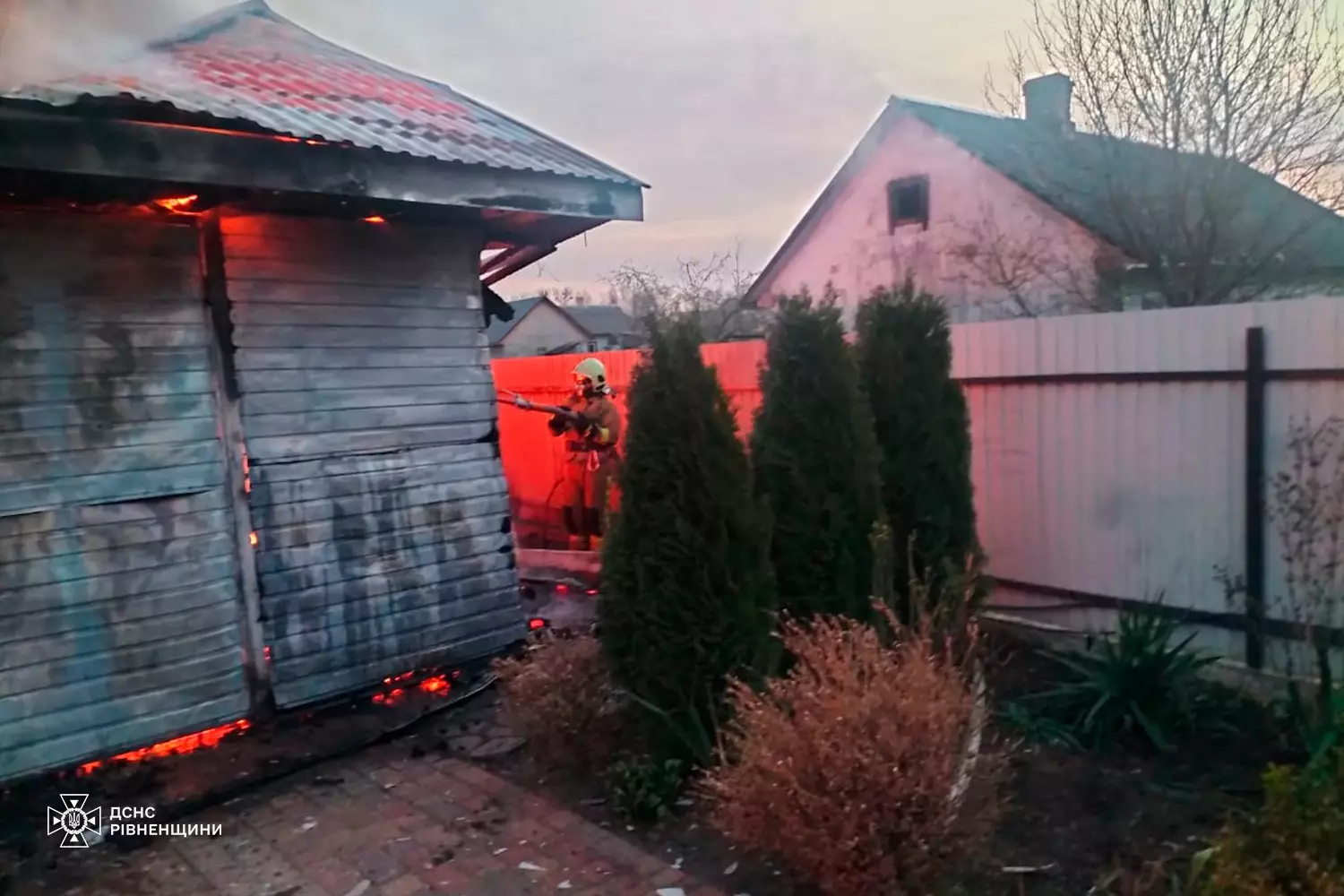У Рівненському районі рятувальники ліквідували пожежу у приватному господарстві