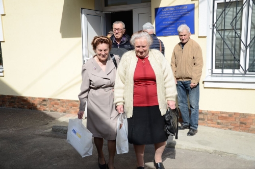У Рівному літні люди отримають понад тисячу Великодніх продуктових пакетів