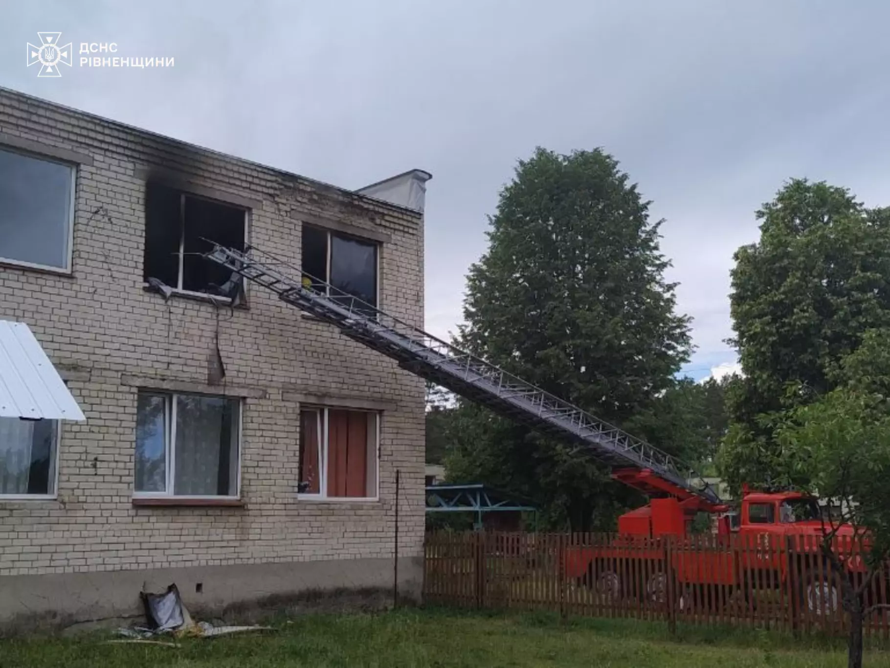 Сарненський район: під час ліквідації пожежі у психоневрологічному інтернаті вогнеборцями врятовано 9 та евакуйовано 39 осіб