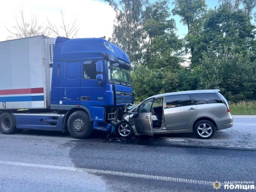ДТП на трасі «Київ-Чоп»: до лікарні госпіталізували водія легковика