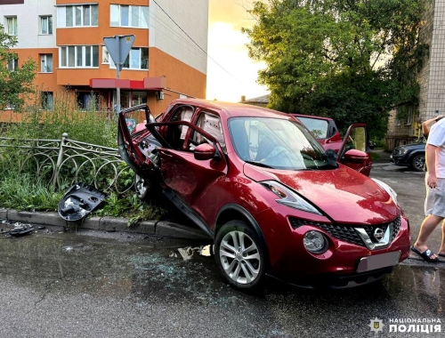 У Рівному внаслідок зіткнення кросовера та легковика травмувались двоє осіб