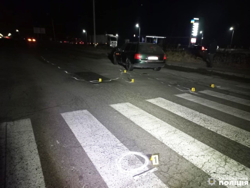 Внаслідок подвійного наїзду автомобілями у Рівненському районі загинув пішохід