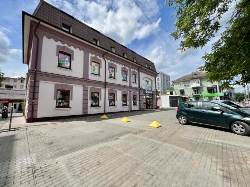 У Рівному облаштують нову парковку біля ТЦ «Вікторія»