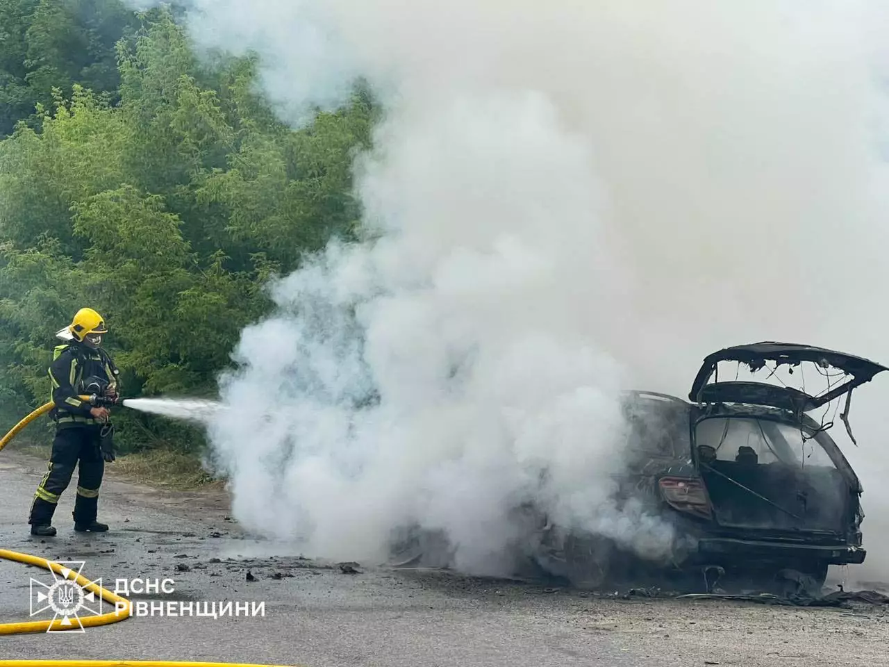 На Дубенщині рятувальники ліквідували пожежу легкового автомобіля