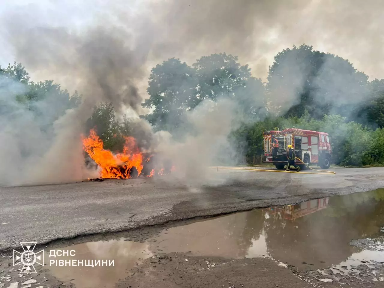 На Дубенщині рятувальники ліквідували пожежу легкового автомобіля