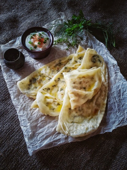 Кутаби з сиром та йогуртовим соусом
