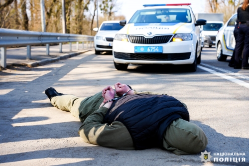 Розбій у Рівному: погрожуючи ножем, відібрав на пошті посилку