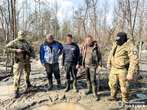 Незаконно видобували бурштин: на Рівненщині поліцейські викрили злочинну групу