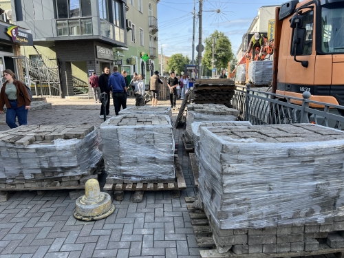 На вулиці Вʼячеслава Чорновола вкладають бруківку коштом благодійників На вулиці Вʼячеслава Чорновола вкладають бруківку коштом благодійників