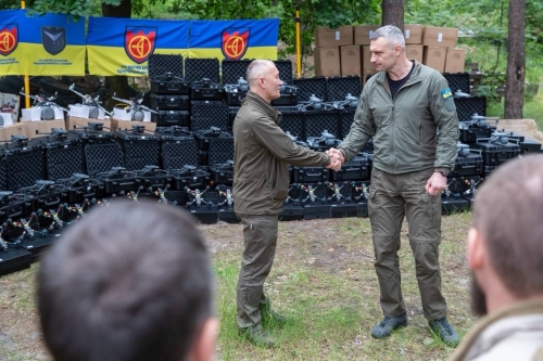 Віталій Кличко передав на фронт ще 2400 дронів та 5 вантажівок