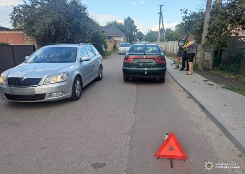 У Рівненському районі малолітній раптово вибіг на дорогу та потрапив під колеса авто